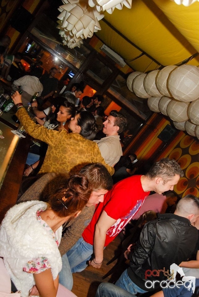 Petrecăreţii nopţii în Juice, Juice