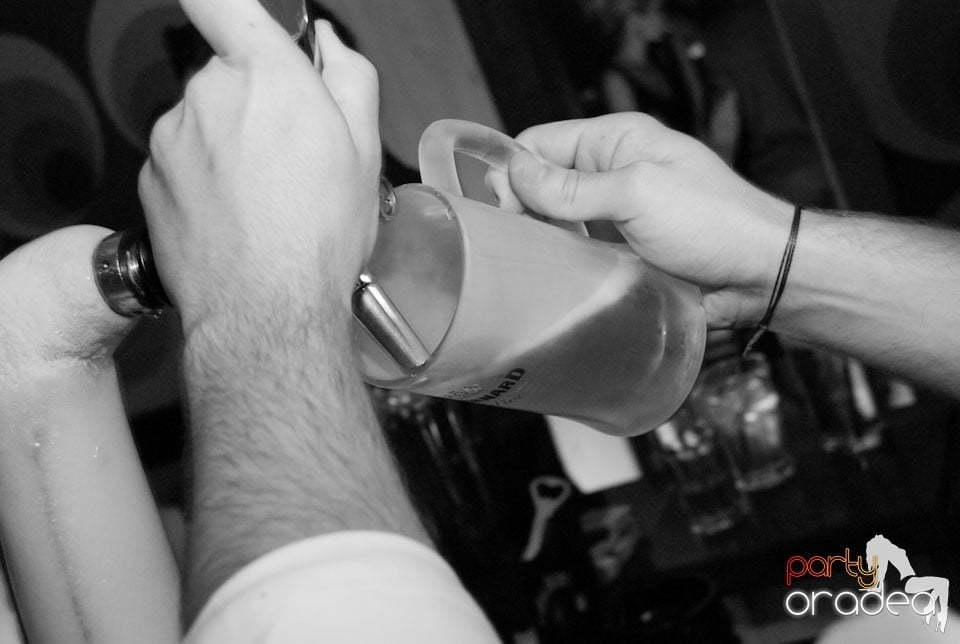 Petrecăreţii nopţii în Juice, Juice