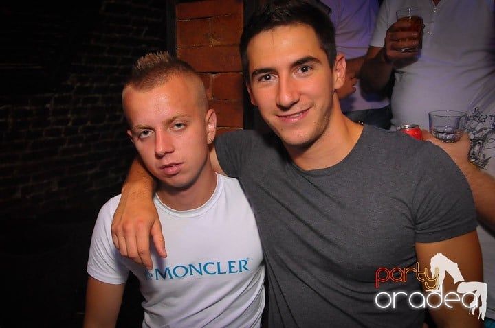 Petrecea de miercuri seara în Club Escape, 