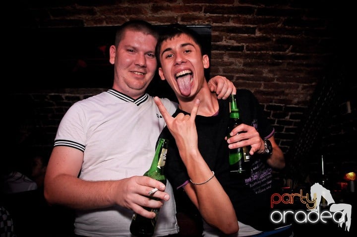 Petrecea de miercuri seara în Club Escape, 