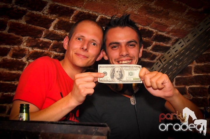 Petrecea de miercuri seara în Club Escape, 