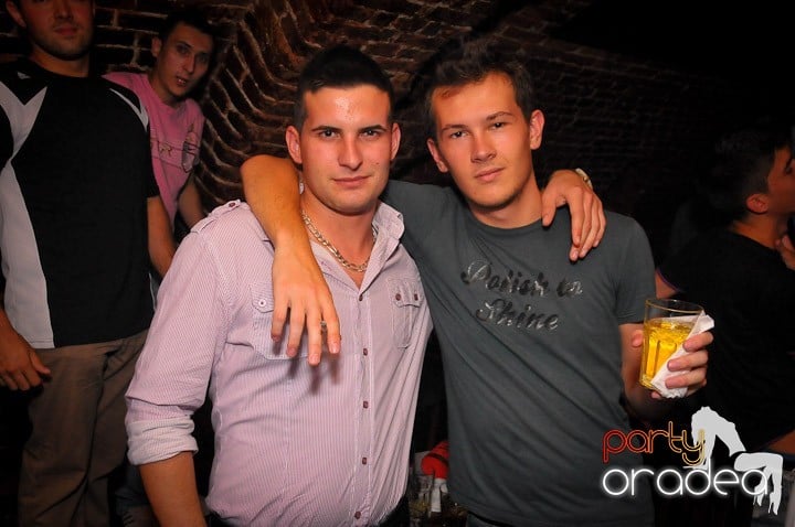 Petrecea de miercuri seara în Club Escape, 