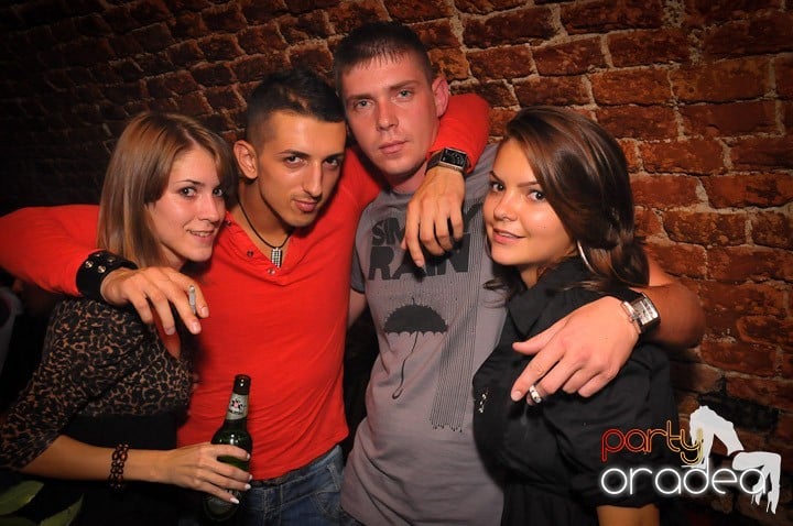 Petrecea de miercuri seara în Club Escape, 