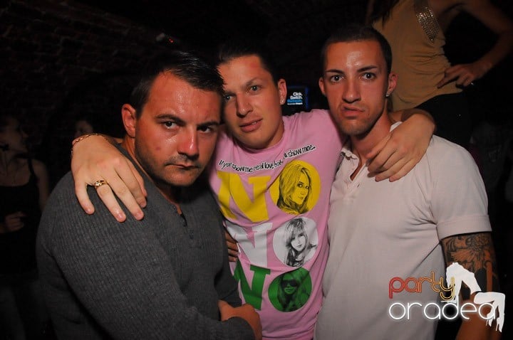 Petrecea de miercuri seara în Club Escape, 