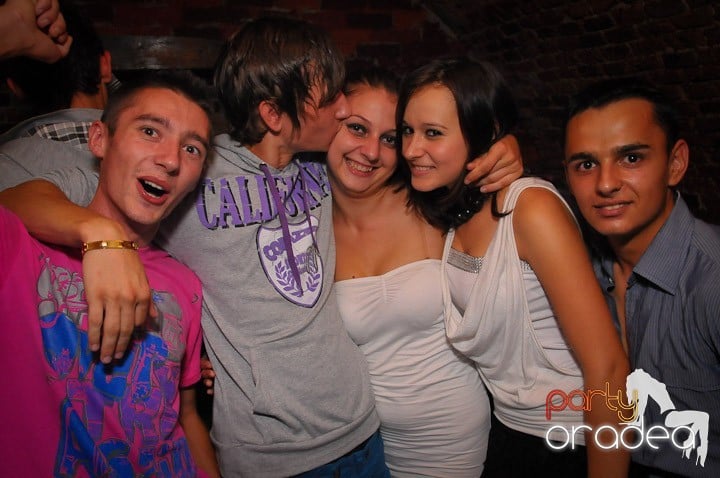 Petrecea de miercuri seara în Club Escape, 