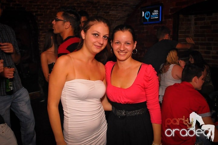 Petrecea de miercuri seara în Club Escape, 