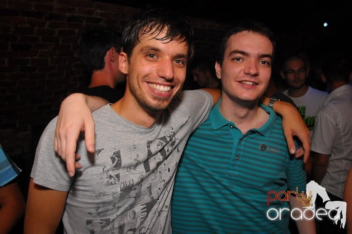 Petrecea de miercuri seara în Club Escape, 