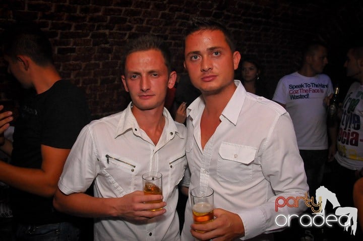 Petrecea de miercuri seara în Club Escape, 