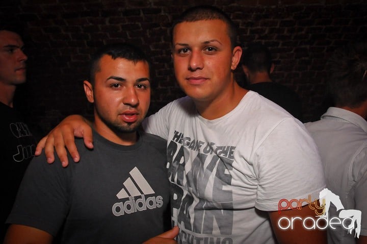 Petrecea de miercuri seara în Club Escape, 