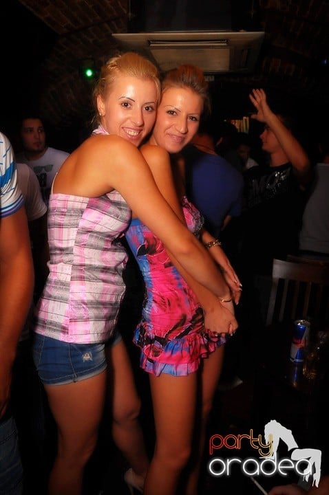 Petrecea de miercuri seara în Club Escape, 