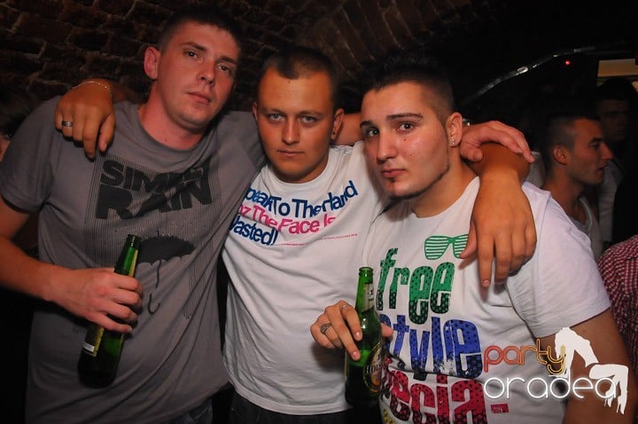 Petrecea de miercuri seara în Club Escape, 