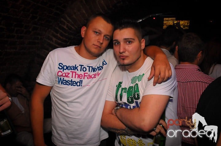 Petrecea de miercuri seara în Club Escape, 