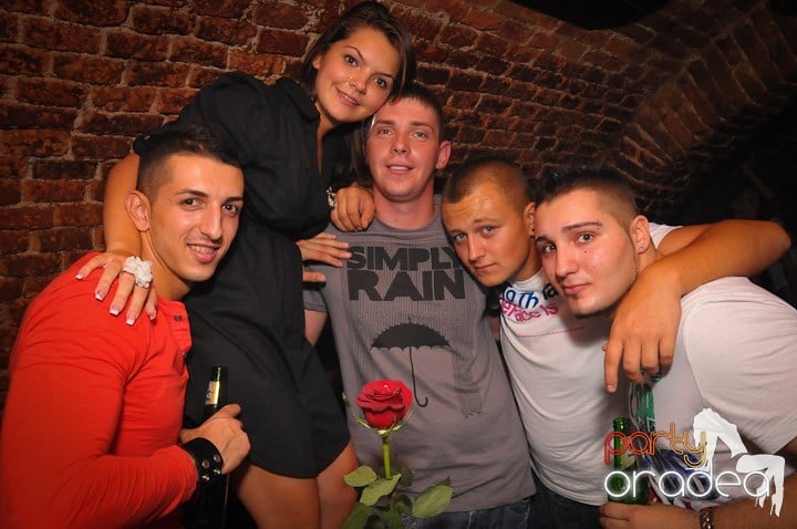 Petrecea de miercuri seara în Club Escape, 