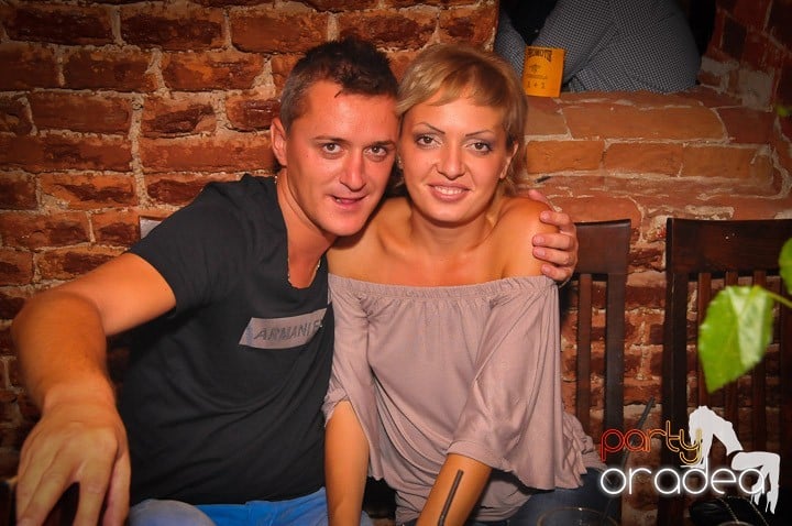 Petrecea de miercuri seara în Club Escape, 