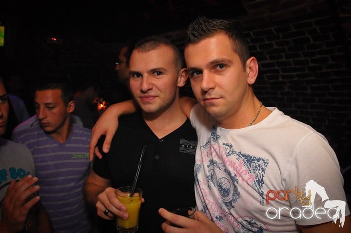 Petrecea de miercuri seara în Club Escape, 