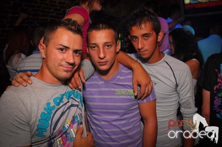 Petrecea de miercuri seara în Club Escape, 