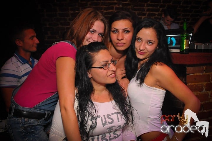 Petrecea de miercuri seara în Club Escape, 