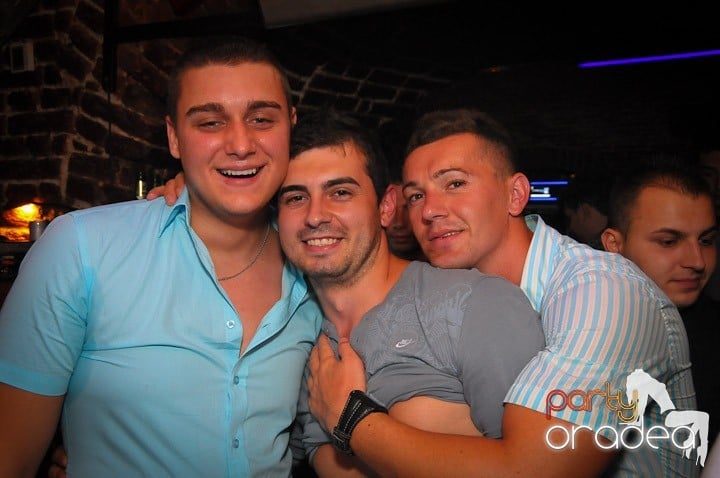 Petrecea de miercuri seara în Club Escape, 