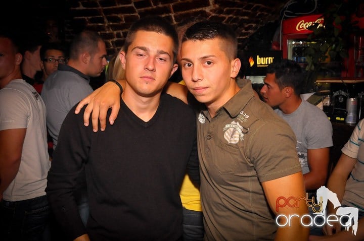 Petrecea de miercuri seara în Club Escape, 