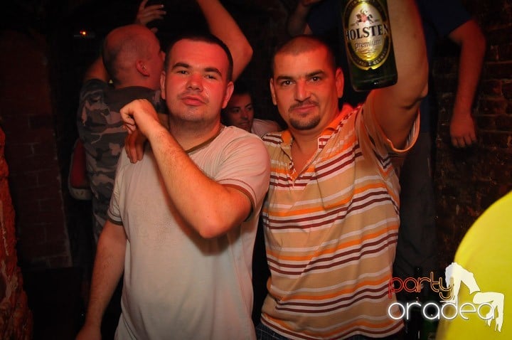 Petrecea de miercuri seara în Club Escape, 