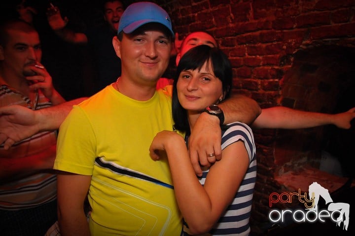 Petrecea de miercuri seara în Club Escape, 