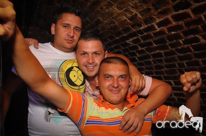 Petrecea de miercuri seara în Club Escape, 