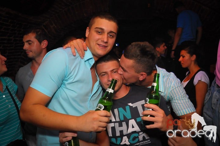 Petrecea de miercuri seara în Club Escape, 