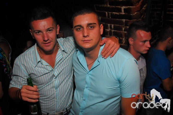 Petrecea de miercuri seara în Club Escape, 