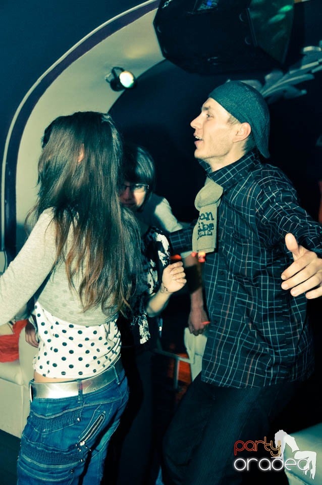 Petrecere cu muzică live în Atti's, 