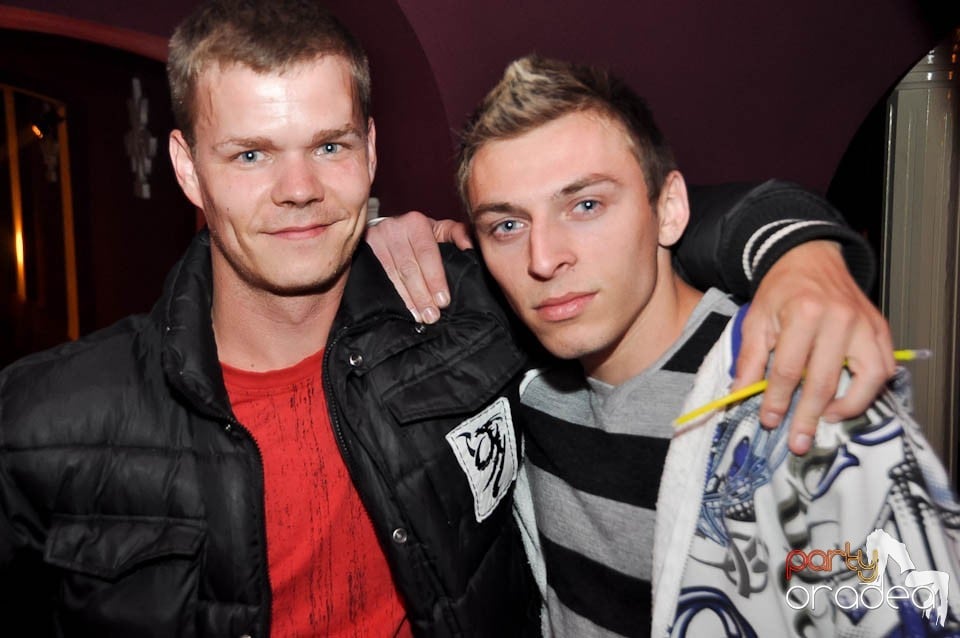 Petrecere cu muzică live în Atti's, 