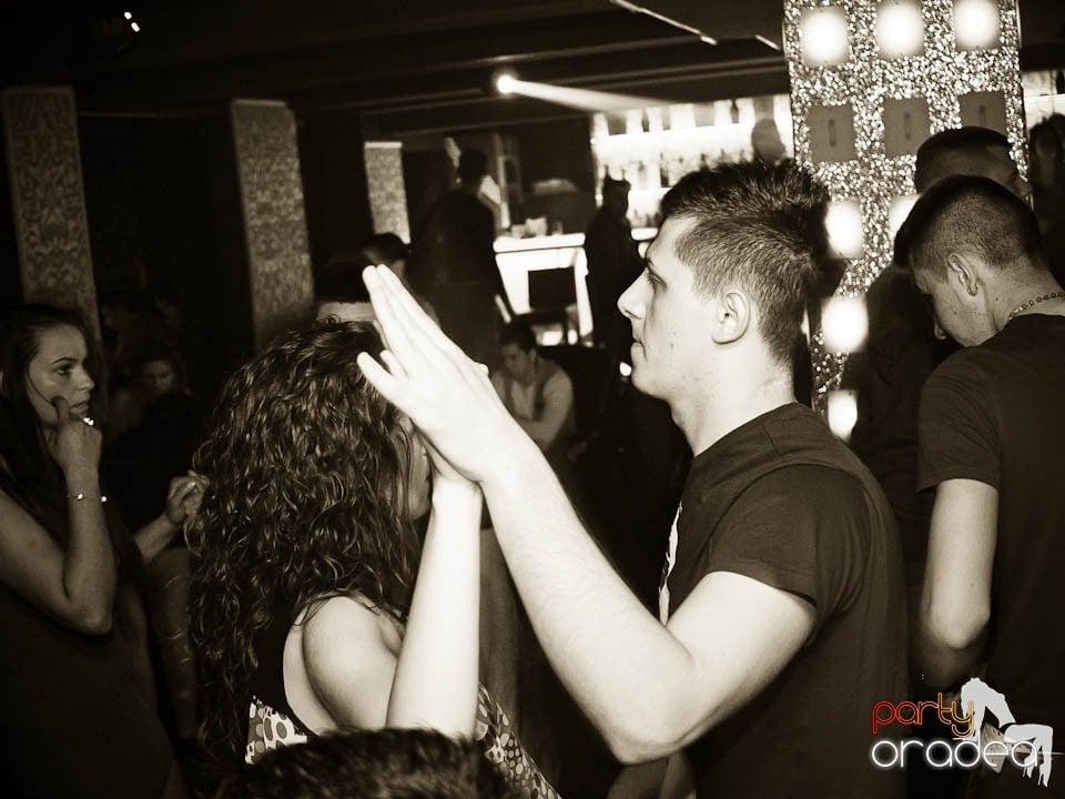 Petrecere cu muzică live în Club Life, 