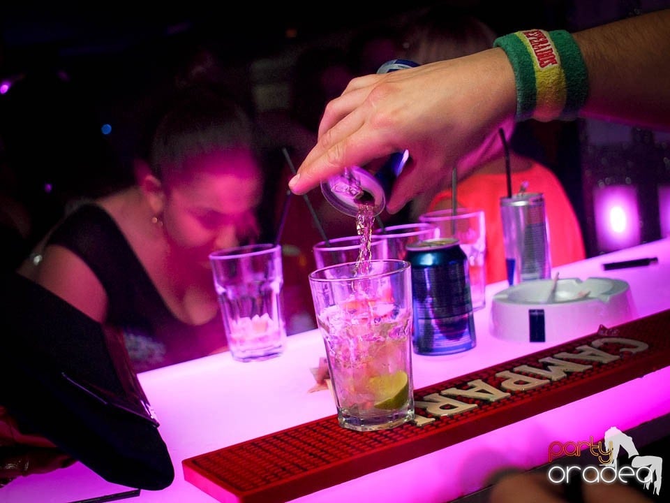 Petrecere cu muzică live în Club Life, 