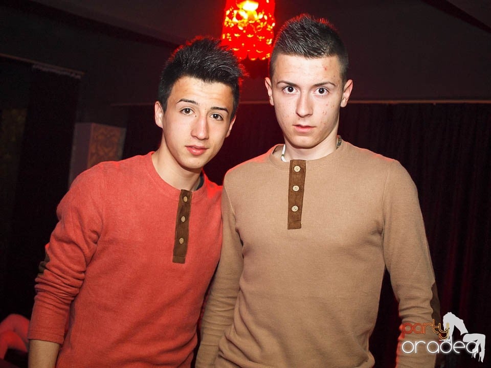 Petrecere cu muzică live în Club Life, 