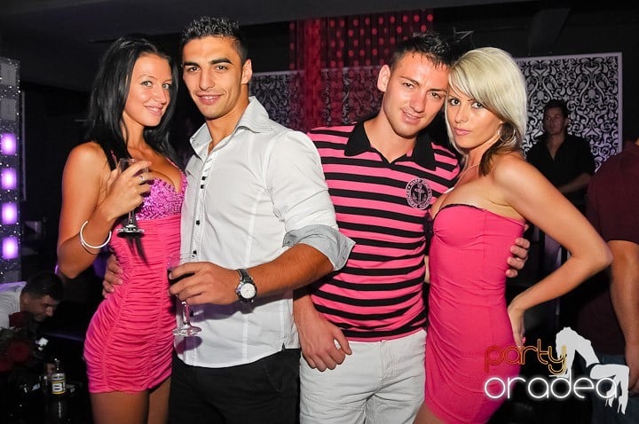 Petrecere cu muzică live în Club Life, 