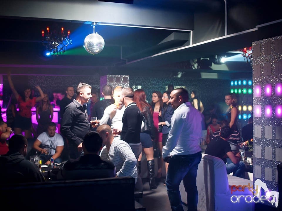 Petrecere cu muzică live în Club Life, 