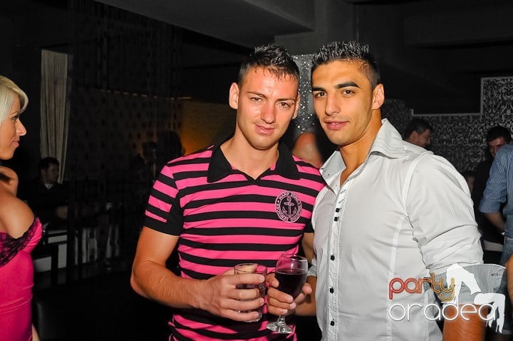 Petrecere cu muzică live în Club Life, 