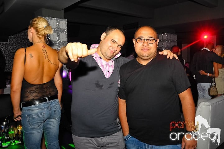 Petrecere cu muzică live în Club Life, 