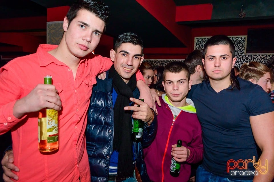 Petrecere cu muzică live în Club Life, 