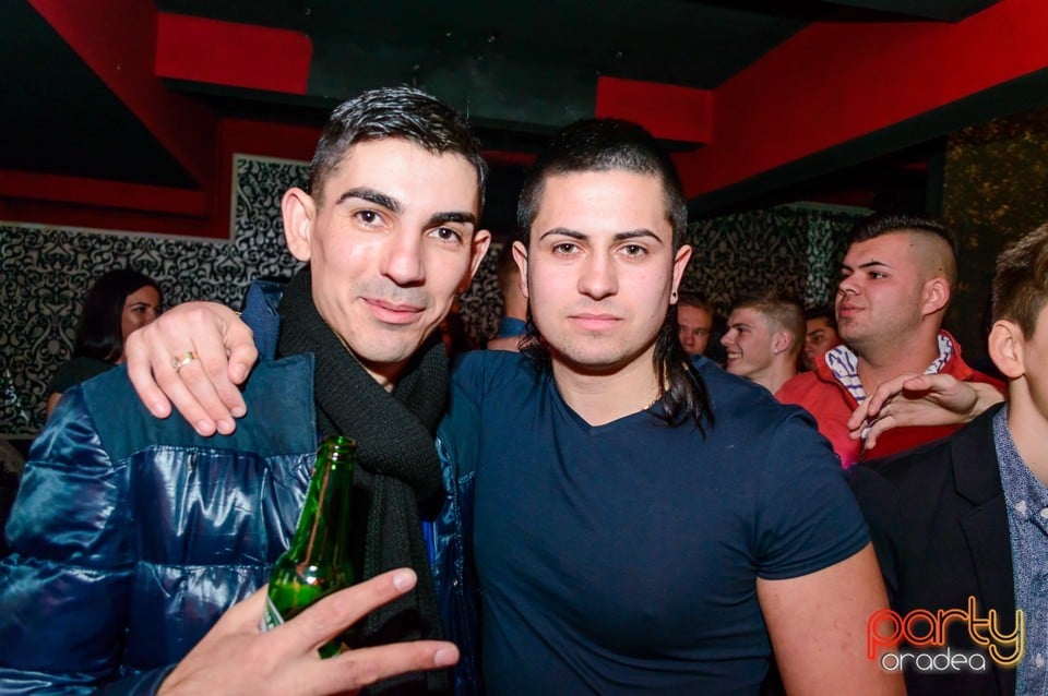 Petrecere cu muzică live în Club Life, 