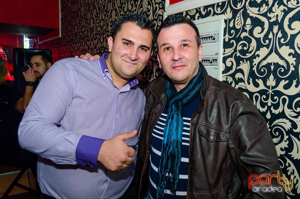 Petrecere cu muzică live în Club Life, 