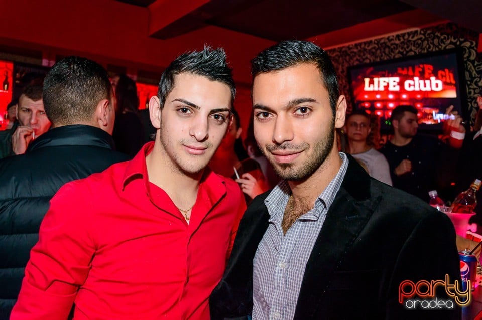 Petrecere cu muzică live în Club Life, 