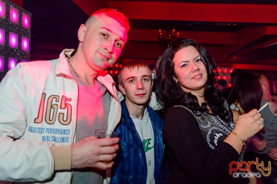 Petrecere cu muzică live în Club Life, 
