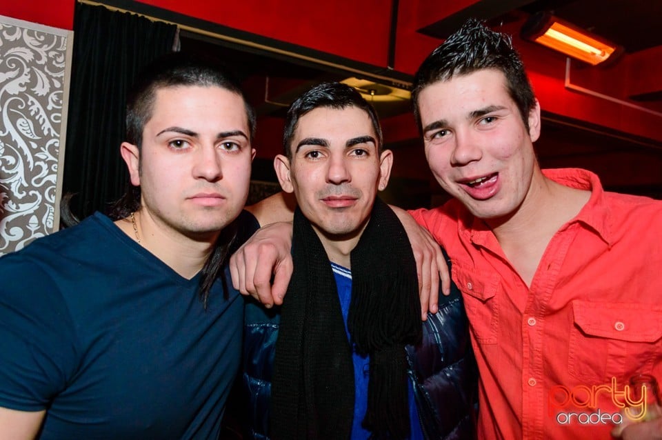 Petrecere cu muzică live în Club Life, 