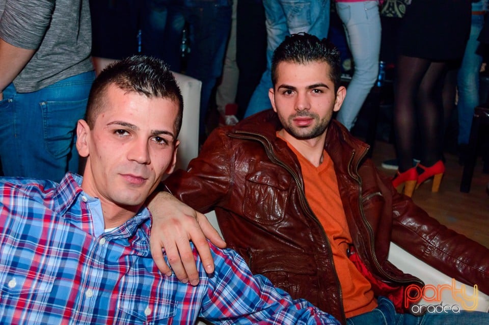 Petrecere cu muzică live în Club Life, 