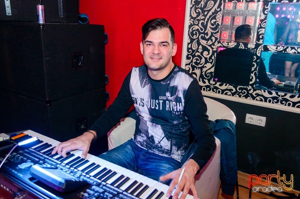 Petrecere cu muzică live în Club Life, 