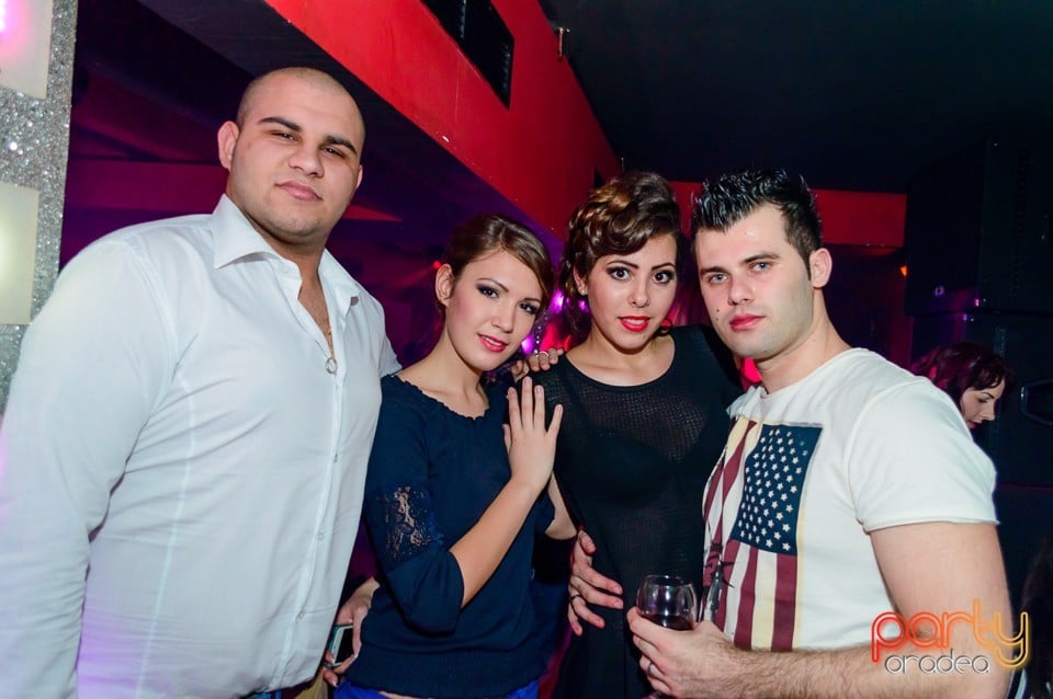 Petrecere cu muzică live în Club Life, 