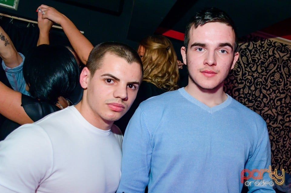 Petrecere cu muzică live în Club Life, 