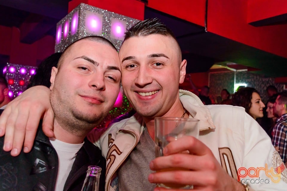 Petrecere cu muzică live în Club Life, 