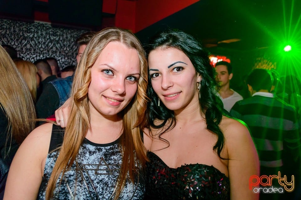 Petrecere cu muzică live în Club Life, 