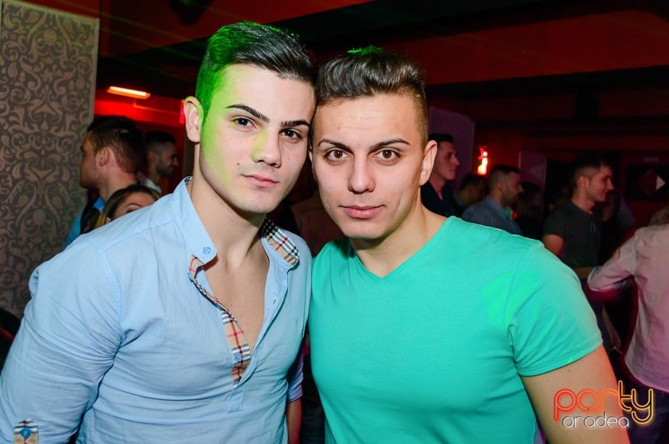 Petrecere cu muzică live în Club Life, 